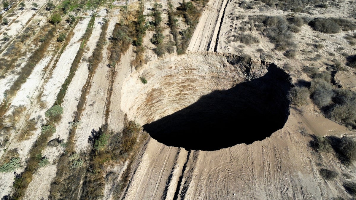 Şili'de bakır madeninin yakınında 'çok su' bulunan dev düden aniden açıldı