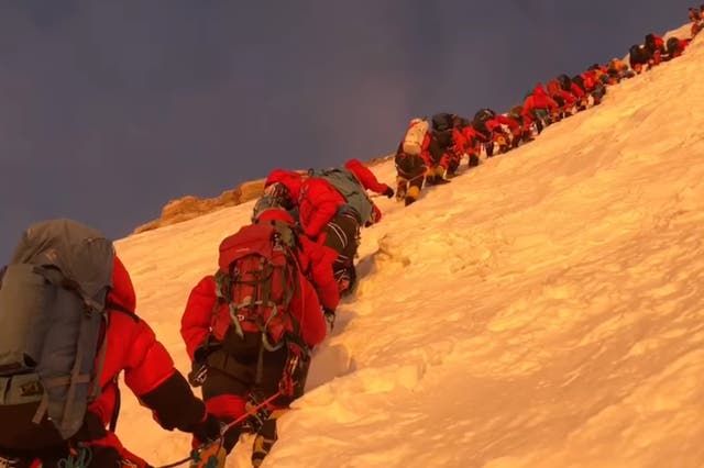 <p>Climbers wait in long queues on deadly Himalayan summit</p>