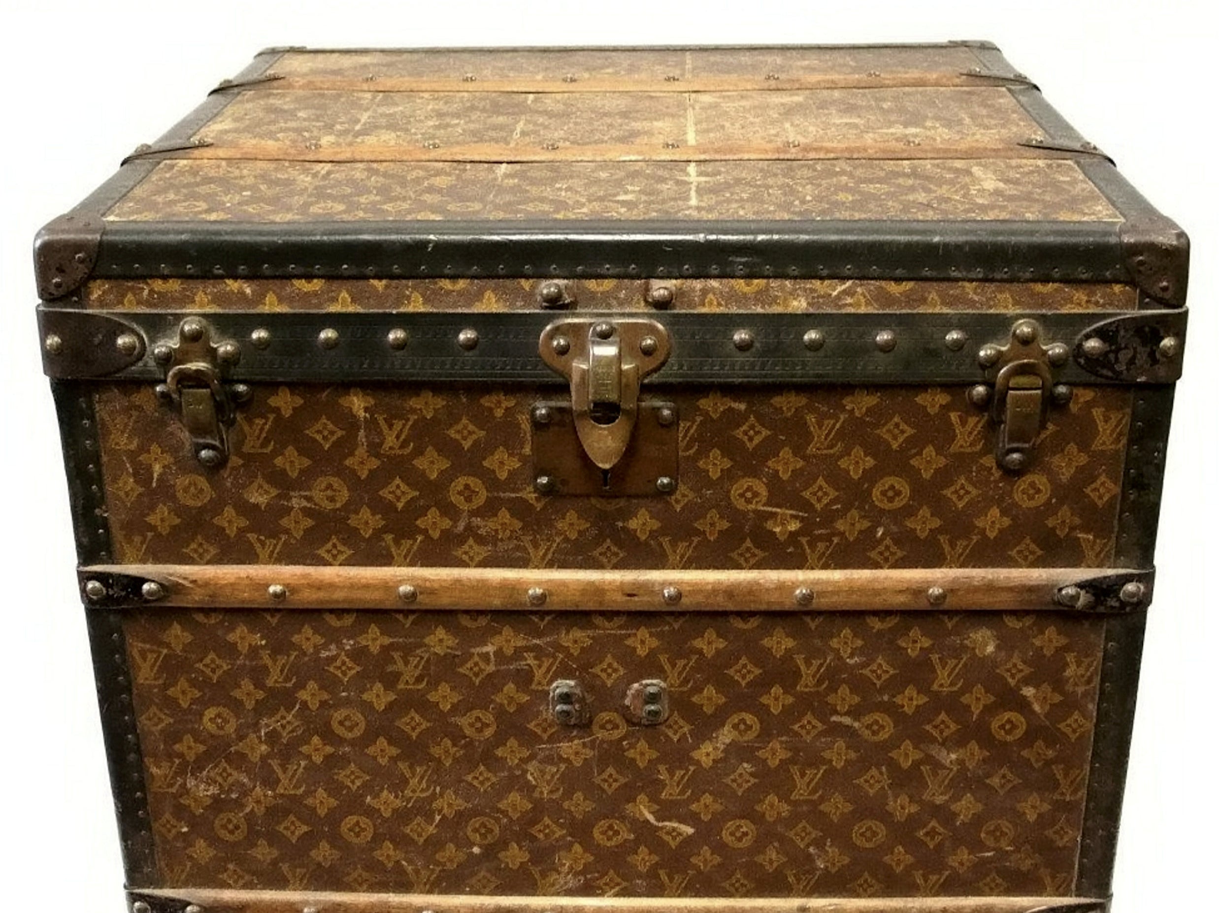 Interior decoration Louis Vuitton collection trunk  Malle2luxe