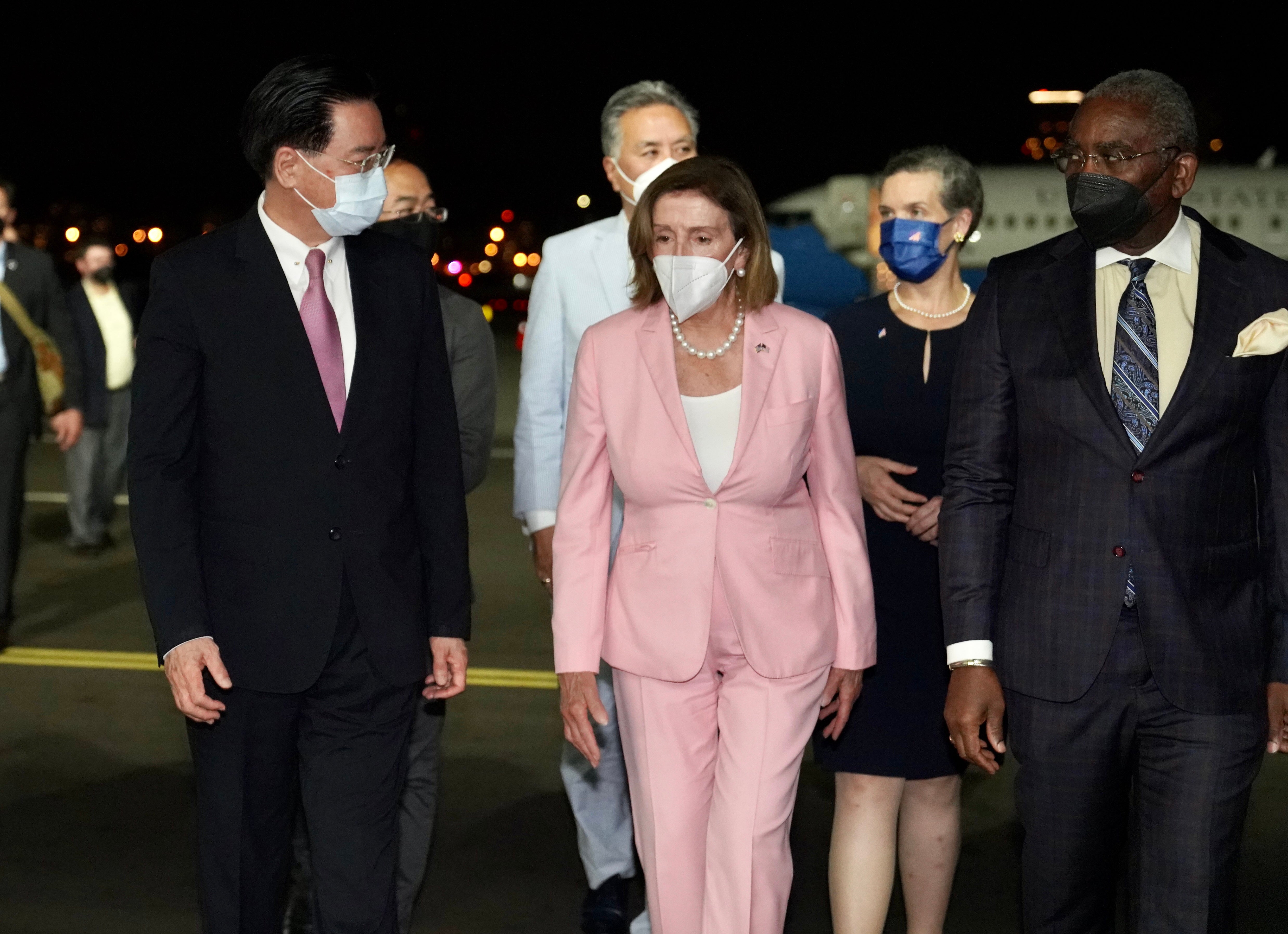 US House Speaker Nancy Pelosi (C) being greeted by Taiwan Foreign Minister Joseph Wu (L) as she arrives at the Songshan airport in Taipei, Taiwan