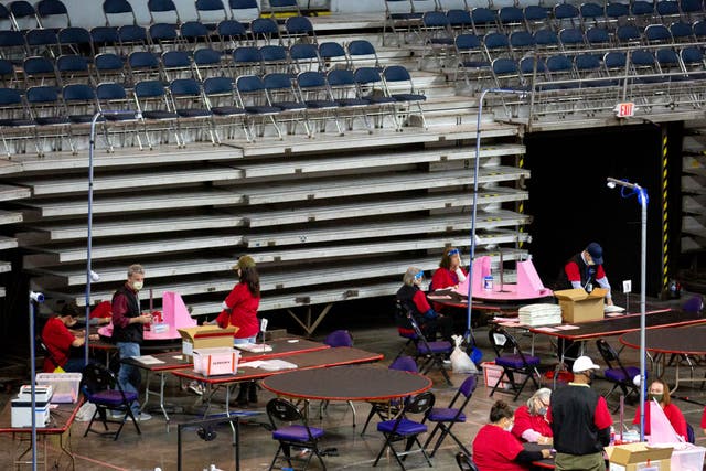 Los contratistas que trabajan para Cyber Ninjas participan en un recuento de votos en el condado de Maricopa después de las elecciones de 2020