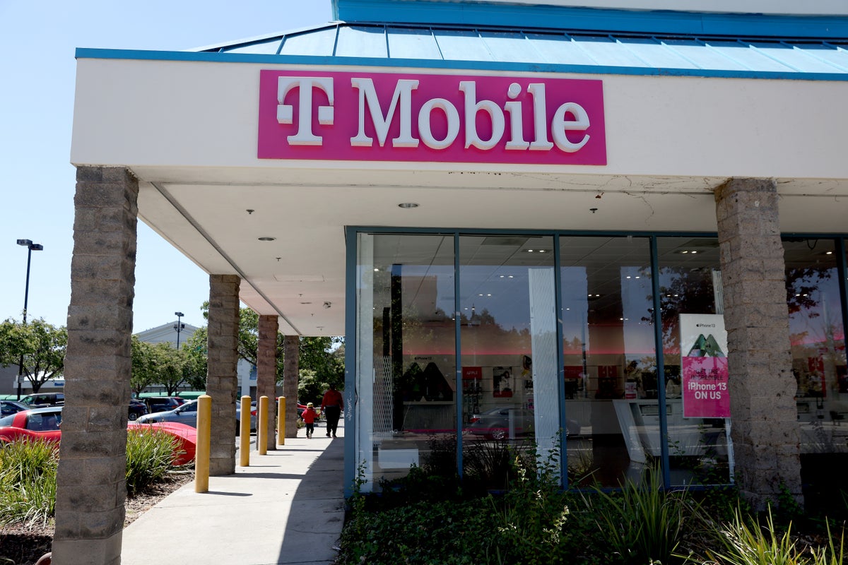T-Mobile dolandırıcılığı: Argishti Khudaverdyan, çalınan şifreleri kullanarak T-Mobile telefonlarının kilidini açarak milyonlar kazandıktan sonra suçlu bulundu