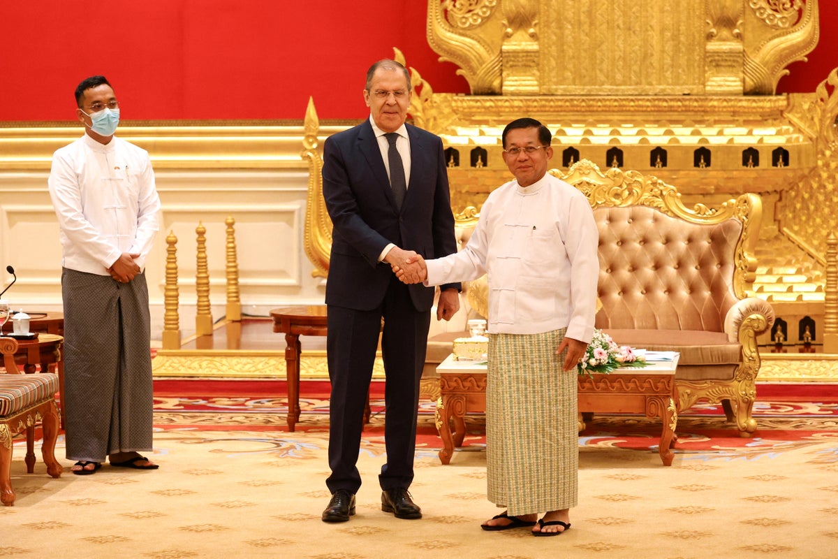 Sergei Lavrov, Rusya'nın Myanmar cuntasının dönüm noktası ziyaretinde ülkeyi 'istikrar' sağlama çabalarını desteklediğini söyledi