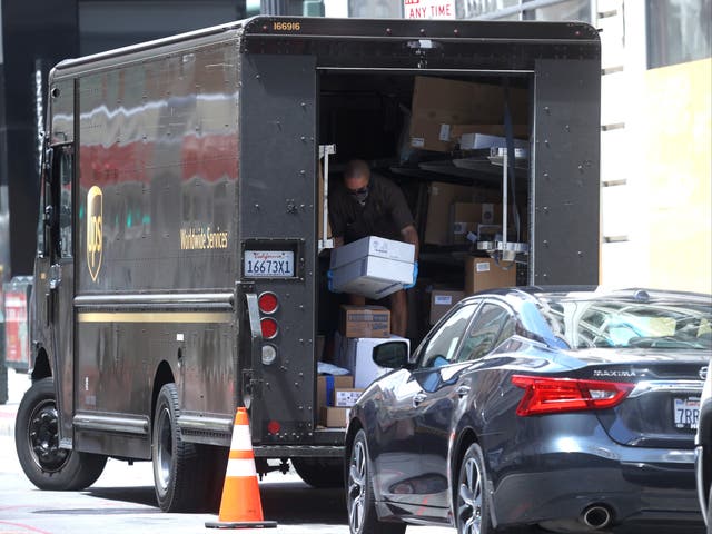 Un conductor de United Parcel Service (UPS) se prepara para hacer entregas el 30 de julio de 2020 en San Francisco, California