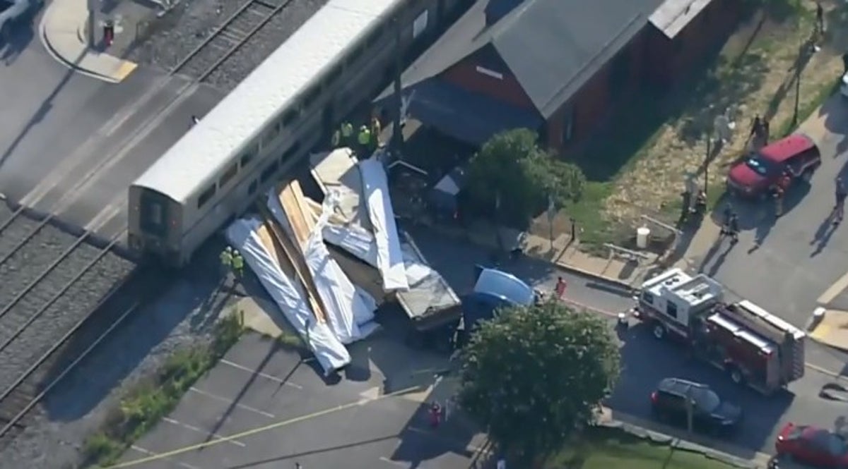 Washington DC'den Amtrak treni Maryland'de yarı kamyonla çarpıştı