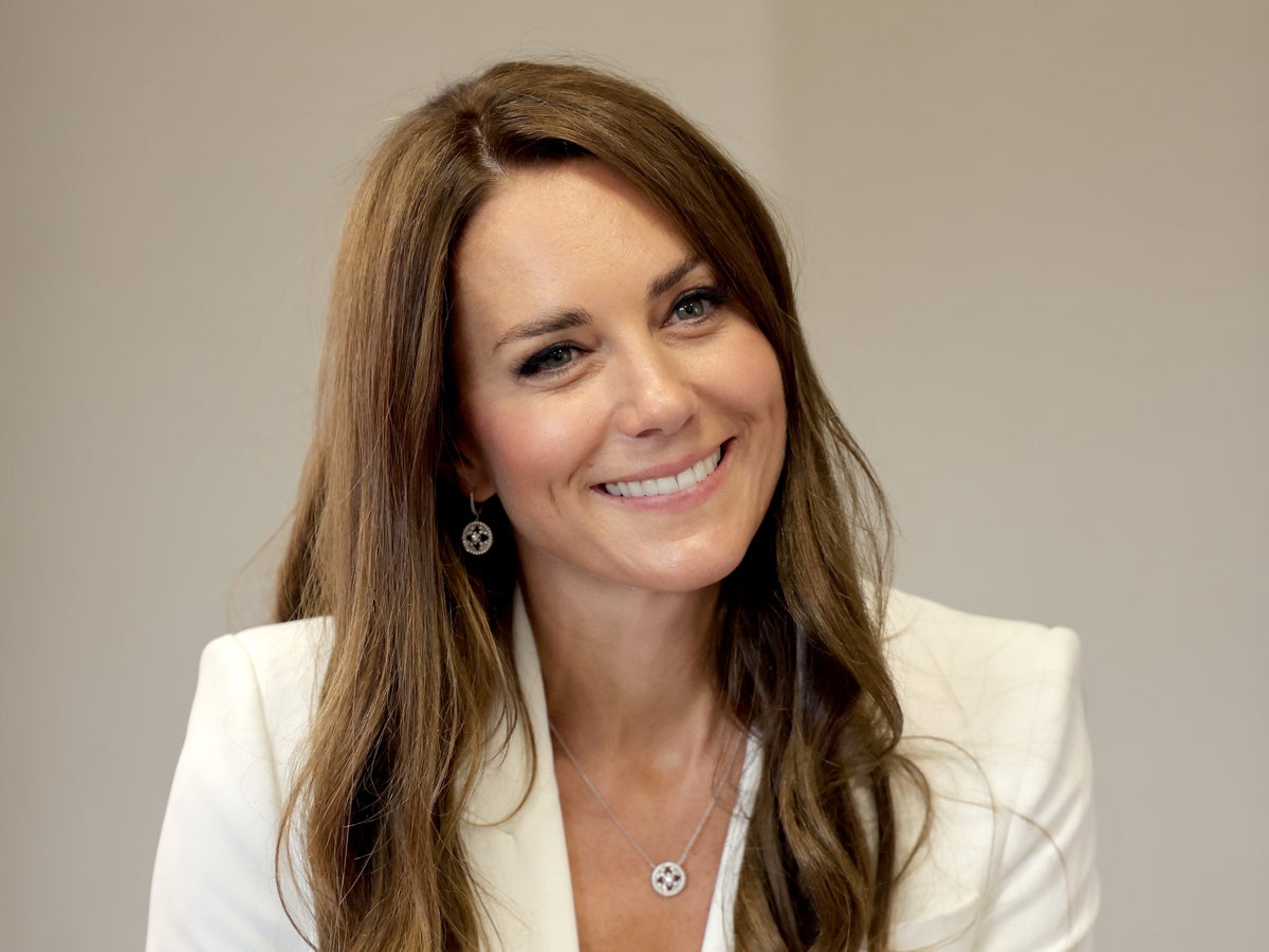 Kate Middleton shocks father after she helps his son on the practice to ...