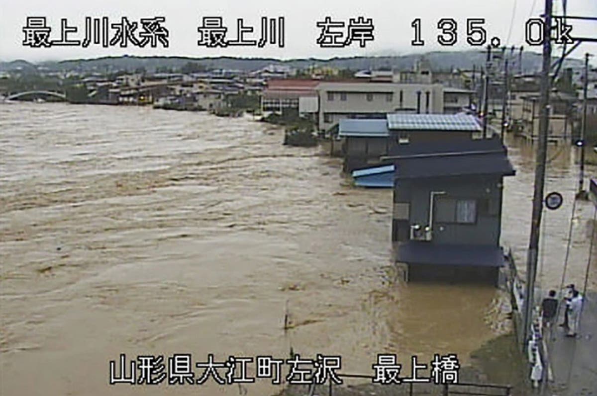 日本で大雨による洪水で2人が行方不明