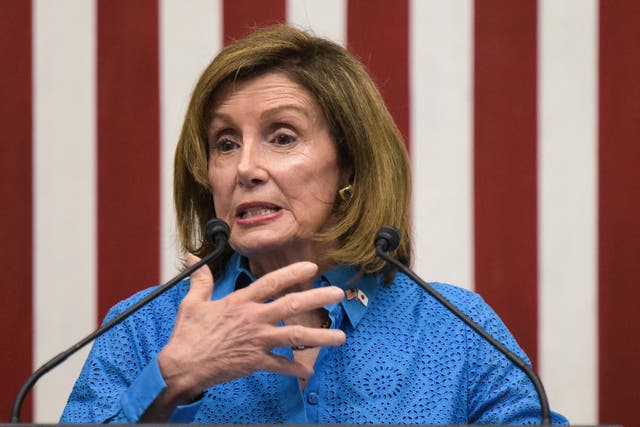 La presidenta de la Cámara de Representantes de EE. UU., Nancy Pelosi, habla durante una conferencia de prensa en la Embajada de EE. UU. en Tokio el 5 de agosto de 2022, al final de su gira asiática, que incluyó una visita a Taiwán.
