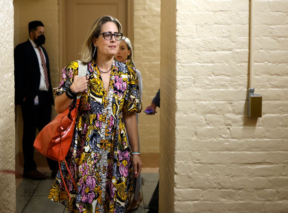 <p>Kyrsten Sinema leaves her office to walk to the Senate floor </p>