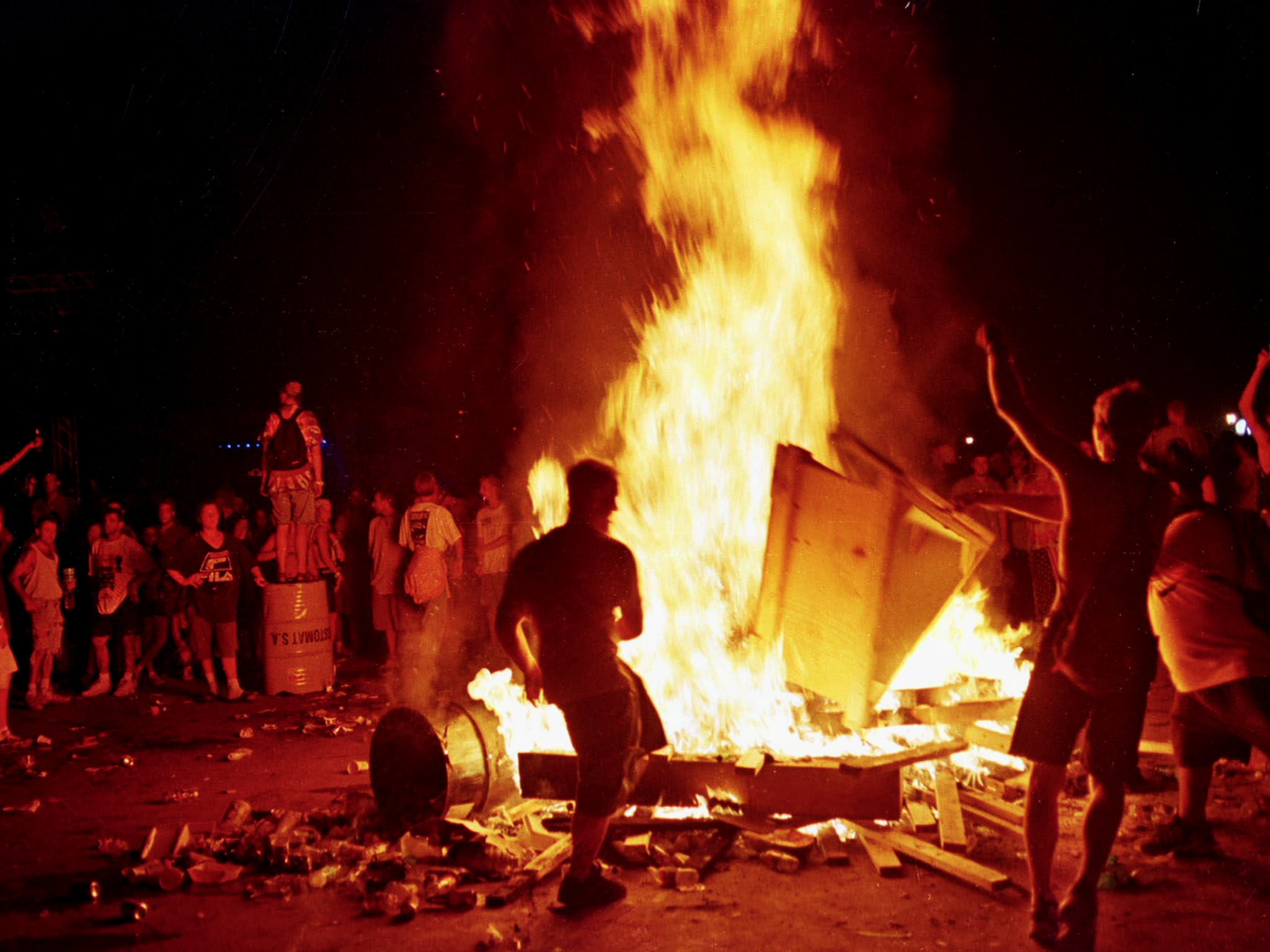 Festival goers set fires at Woodstock ’99