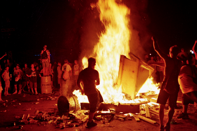 <p>Festival goers set fires at Woodstock ’99</p>