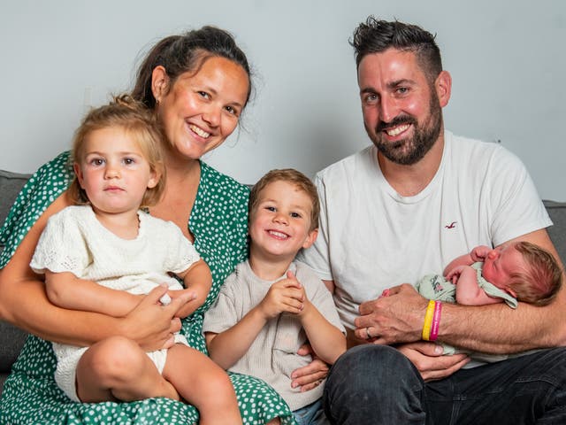 Karen y James Marks con sus hijos, Isabella, Cameron y Gabriella