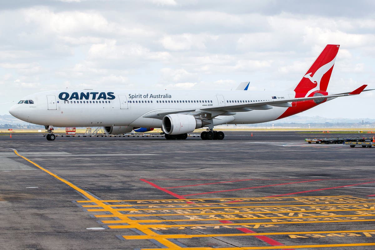 Qantas airlines asks top executives to become baggage handlers amid labour crisis