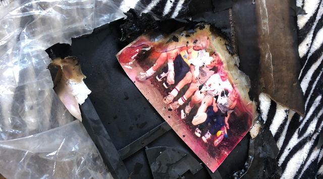 Fotografías carbonizadas en la casa de Lynne Mishele en Los Ángeles después del accidente del viernes