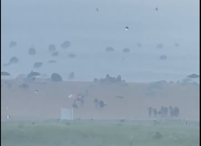 <p>Las sombrillas vuelan hacia el océano en Bethany Beach, Delaware, el viernes</p>
