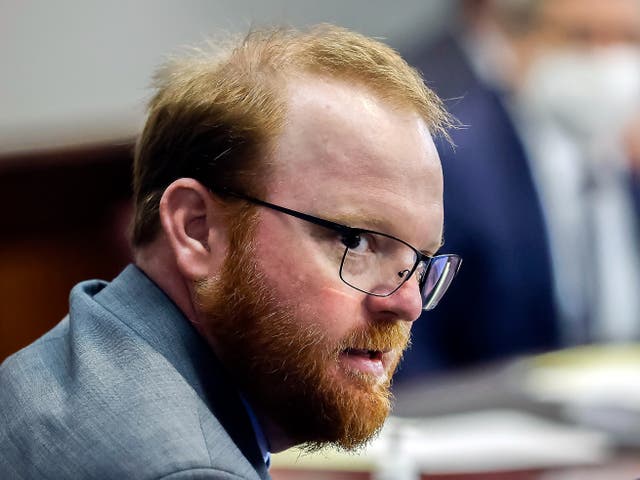 Travis McMichael observa durante la sentencia en su juicio junto con su padre Greg McMichael y su vecino, William "Roddie" Bryan en el juzgado del condado de Glynn, el 7 de enero de 2022, en Brunswick, Ga.