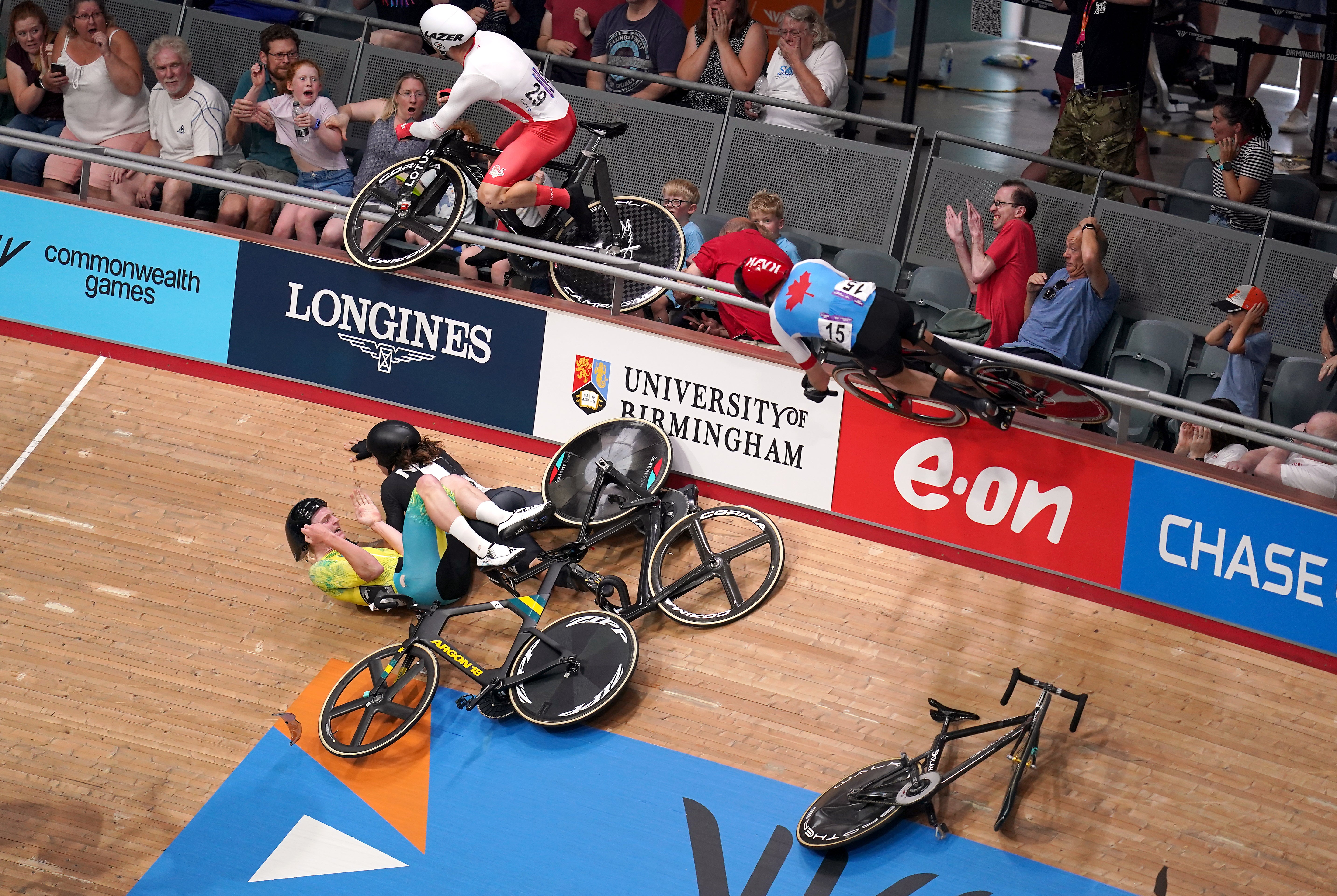 A crash caused chaos in the men’s 15km scratch race qualifying round as England’s Matt Walls went over the barrier (John Walton/PA)