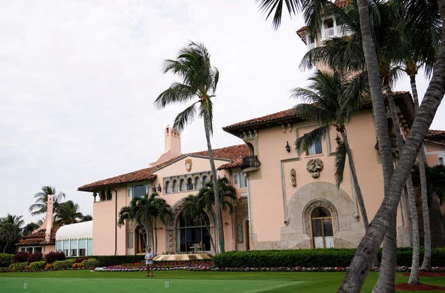 En esta foto de archivo tomada el 22 de noviembre de 2018, se ve el resort Mar-a-Lago del presidente de los Estados Unidos, Donald Trump, en Palm Beach, Florida. - El expresidente estadounidense Donald Trump dijo el 8 de agosto de 2022 que su residencia de Mar-A-Lago en Florida estaba siendo "redada" por agentes del FBI