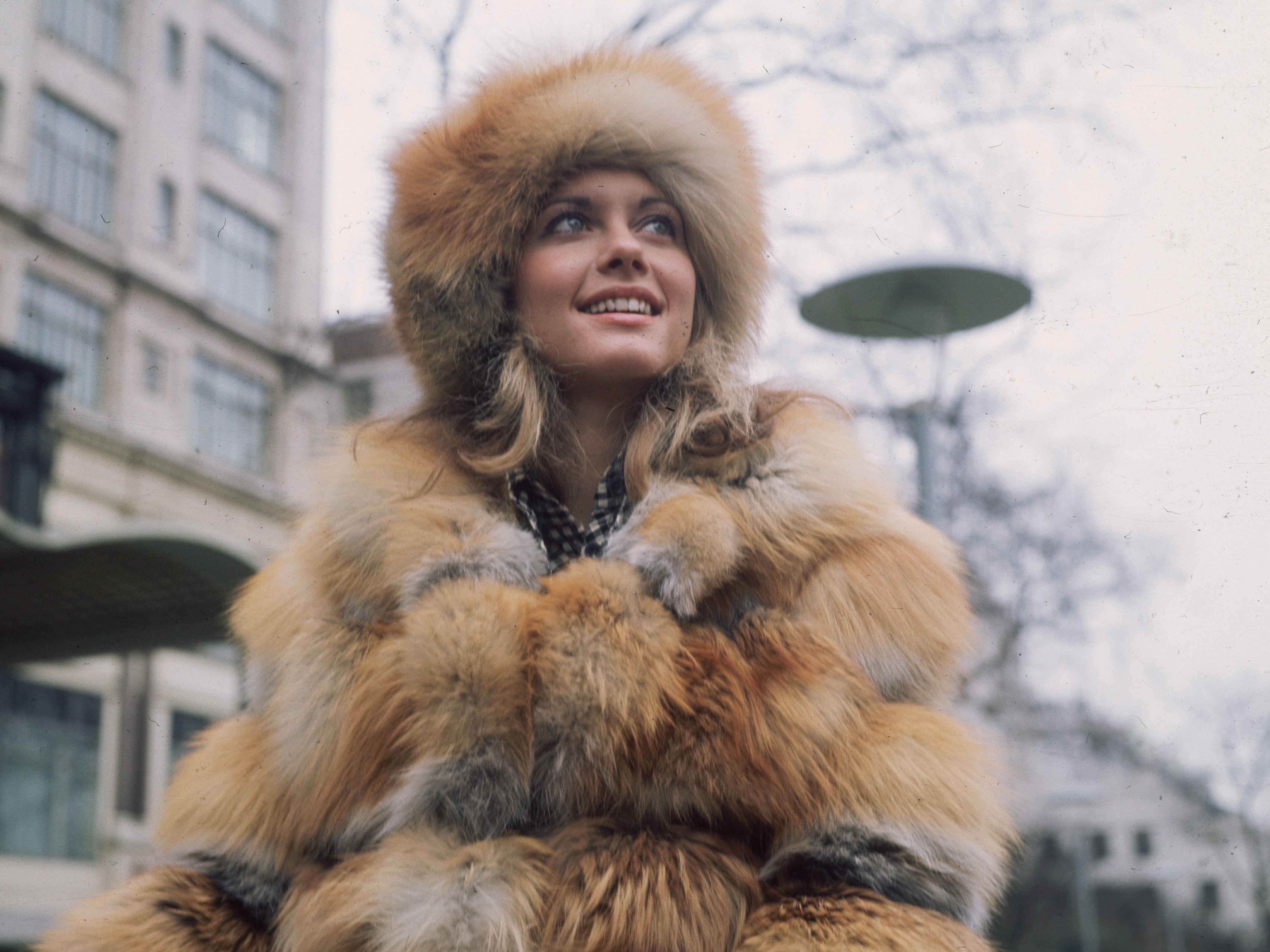 Olivia Newton-John outside the Savoy Hotel in London, 1970