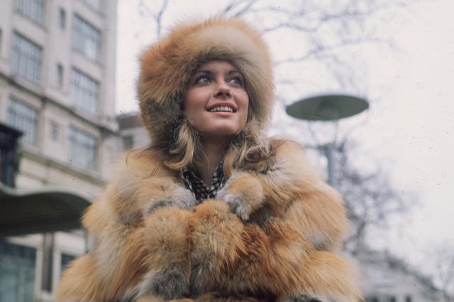 <p>Olivia Newton-John outside the Savoy Hotel in London, 1970 </p>