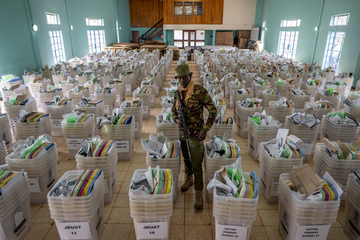 Kenya'da cumhurbaşkanlığı seçimlerinde anketlerin kapalı olduğu söyleniyor
