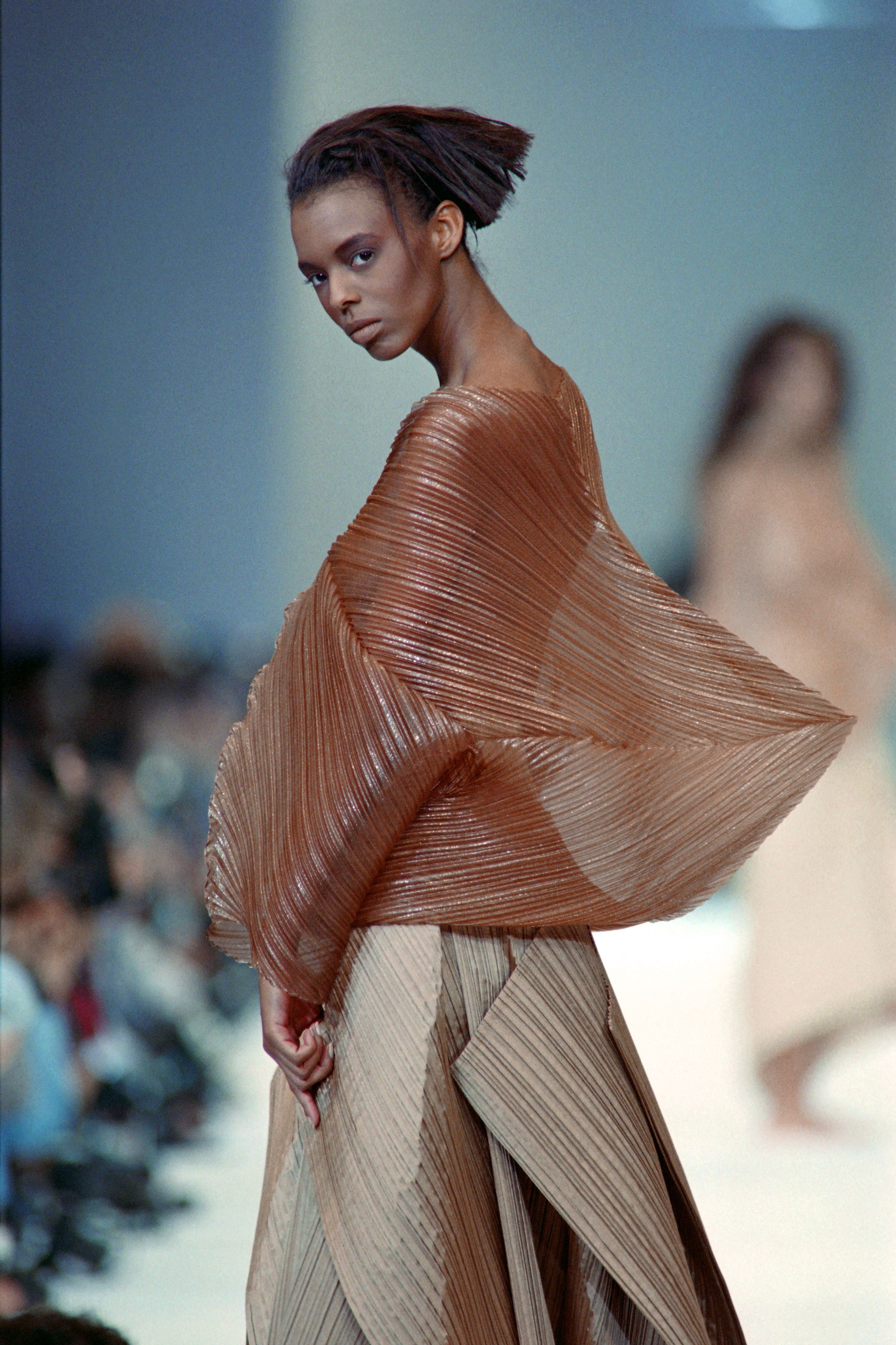 Issey Miyake: The Visionary Behind the Pleats Please Trend - niood