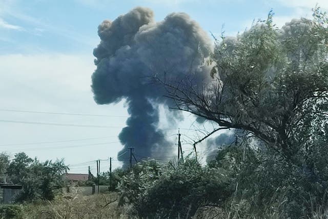 El humo se eleva después de que se escucharon explosiones desde la dirección de una base aérea militar rusa