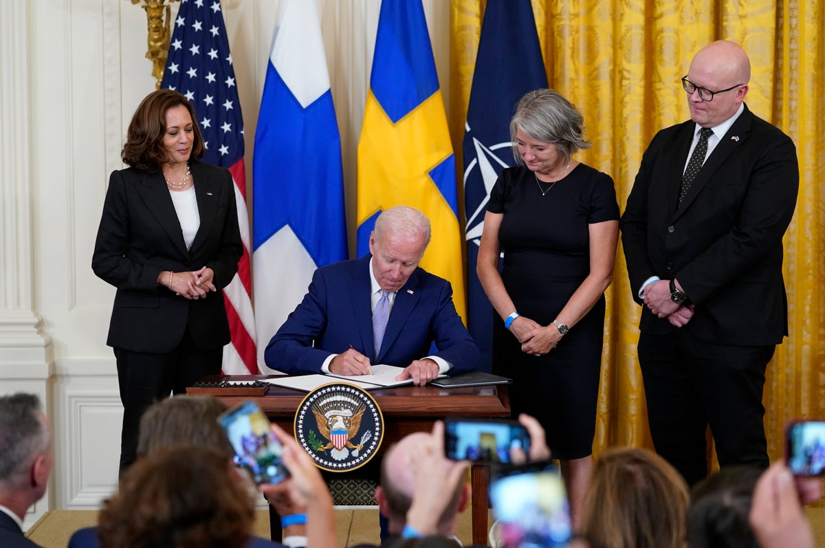 Biden, ABD'nin Finlandiya ve İsveç'in NATO'ya katılmasına verdiği desteği resmileştirdi