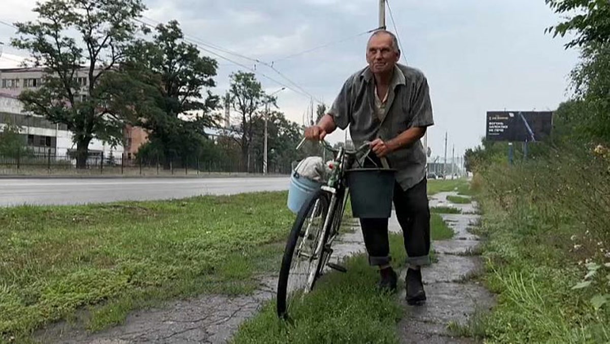 Ukraine: Cyclists defy danger in Donetsk war zone