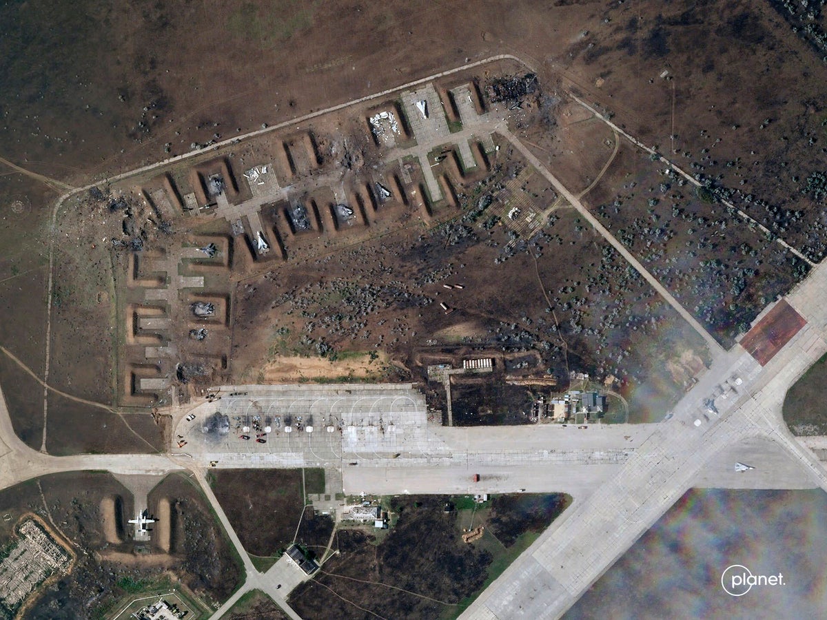Uydu görüntüleri, Kırım'daki Rus hava üssüne verilen hasarın boyutunu ortaya koyuyor