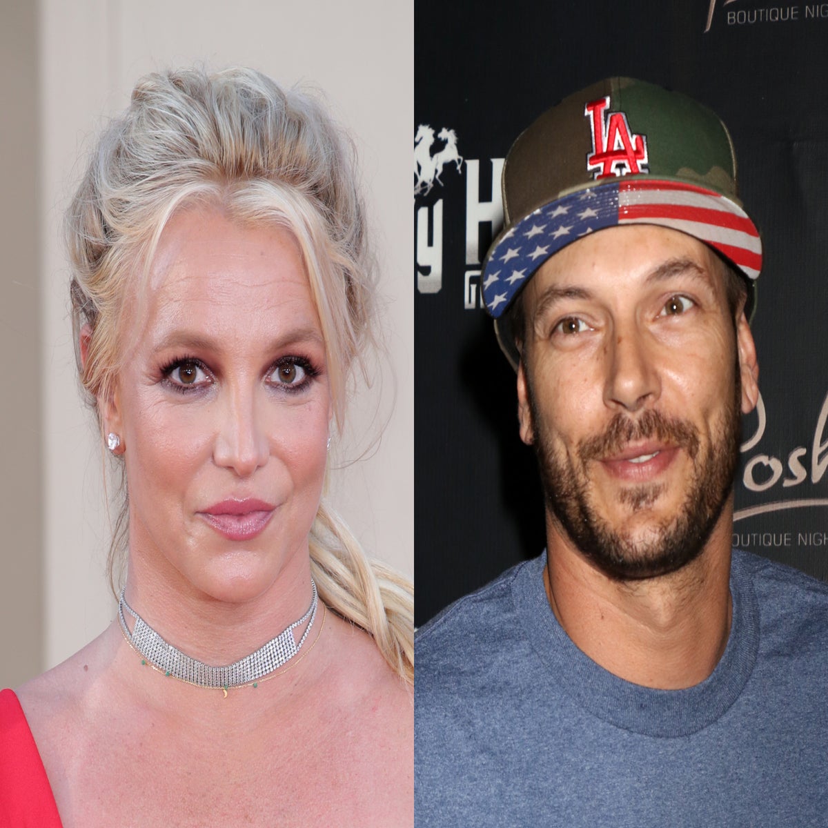 Deraza yonida yalangoch qizlar