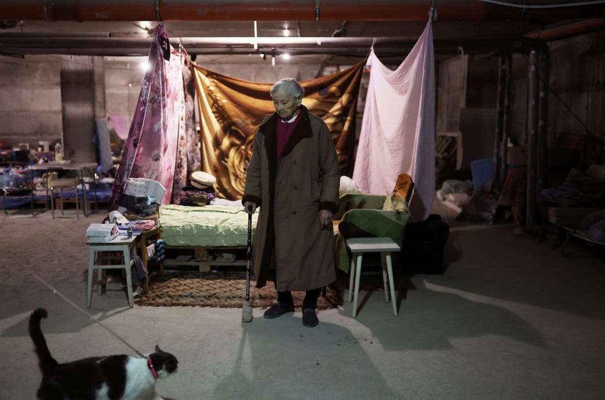 Бабуся живе в підвалі, де війна між Україною та Росією загрожує її рідному місту Харкову
