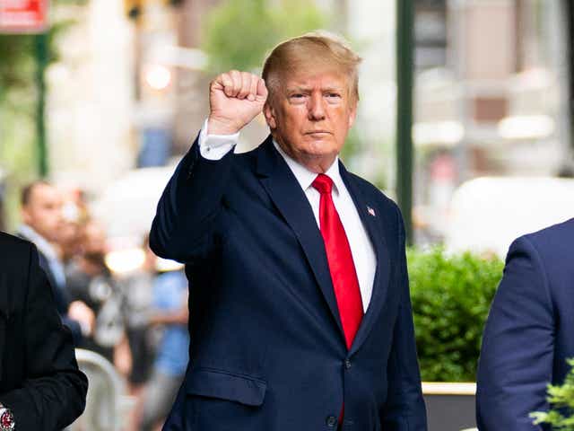 El expresidente Donald Trump hace un gesto al salir de la Torre Trump, el miércoles 10 de agosto de 2022, en Nueva York, de camino a la oficina del fiscal general de Nueva York para una declaración en una investigación civil