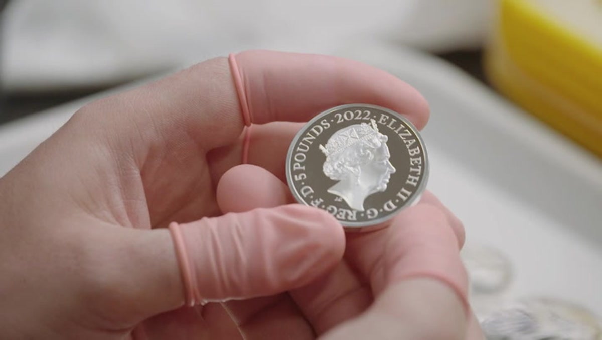 Royal Mint special coin collection features Queen’s signature for the first time