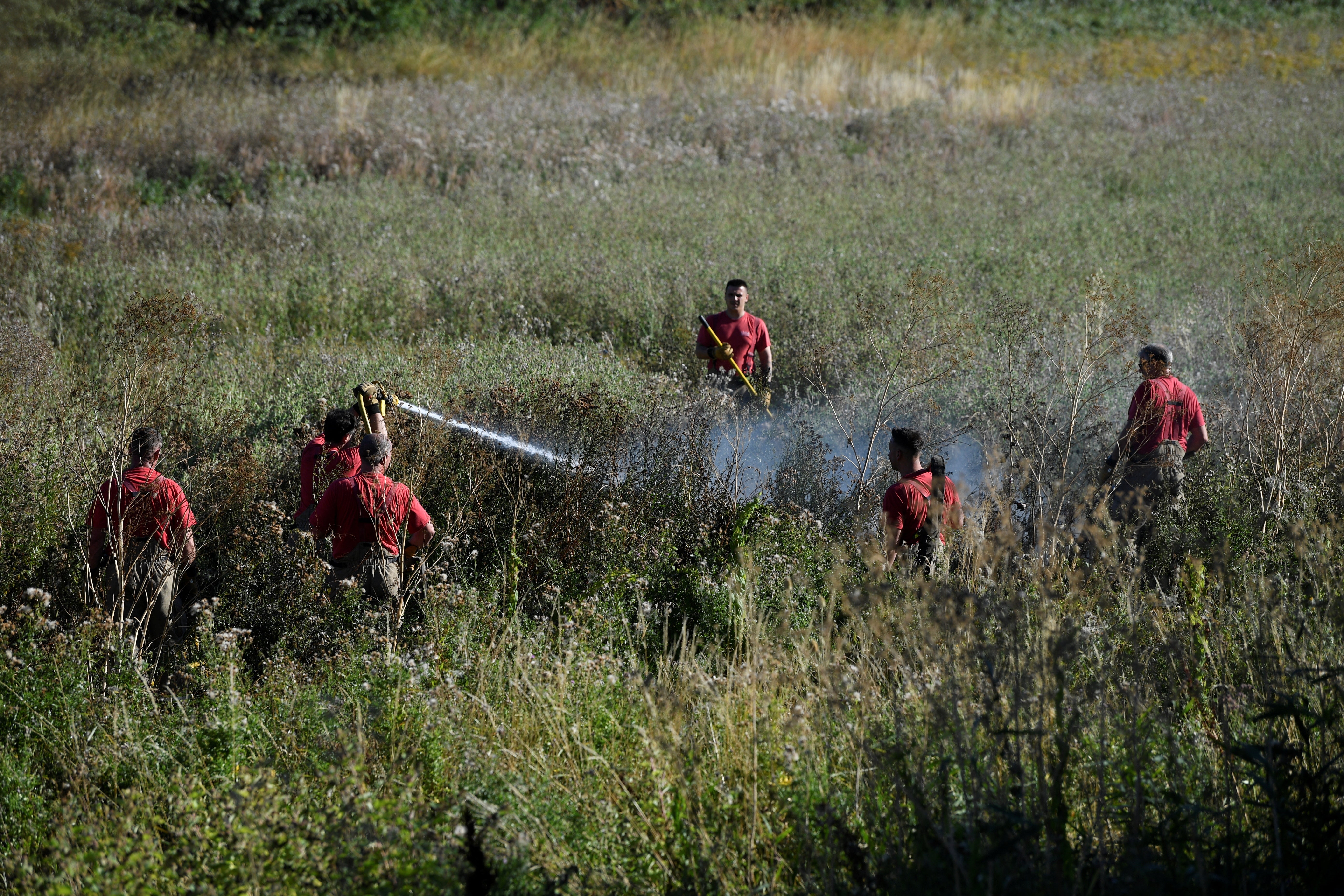 Bombeiros atendem incêndio, após longo período de calor e pouca chuva, em Rainham