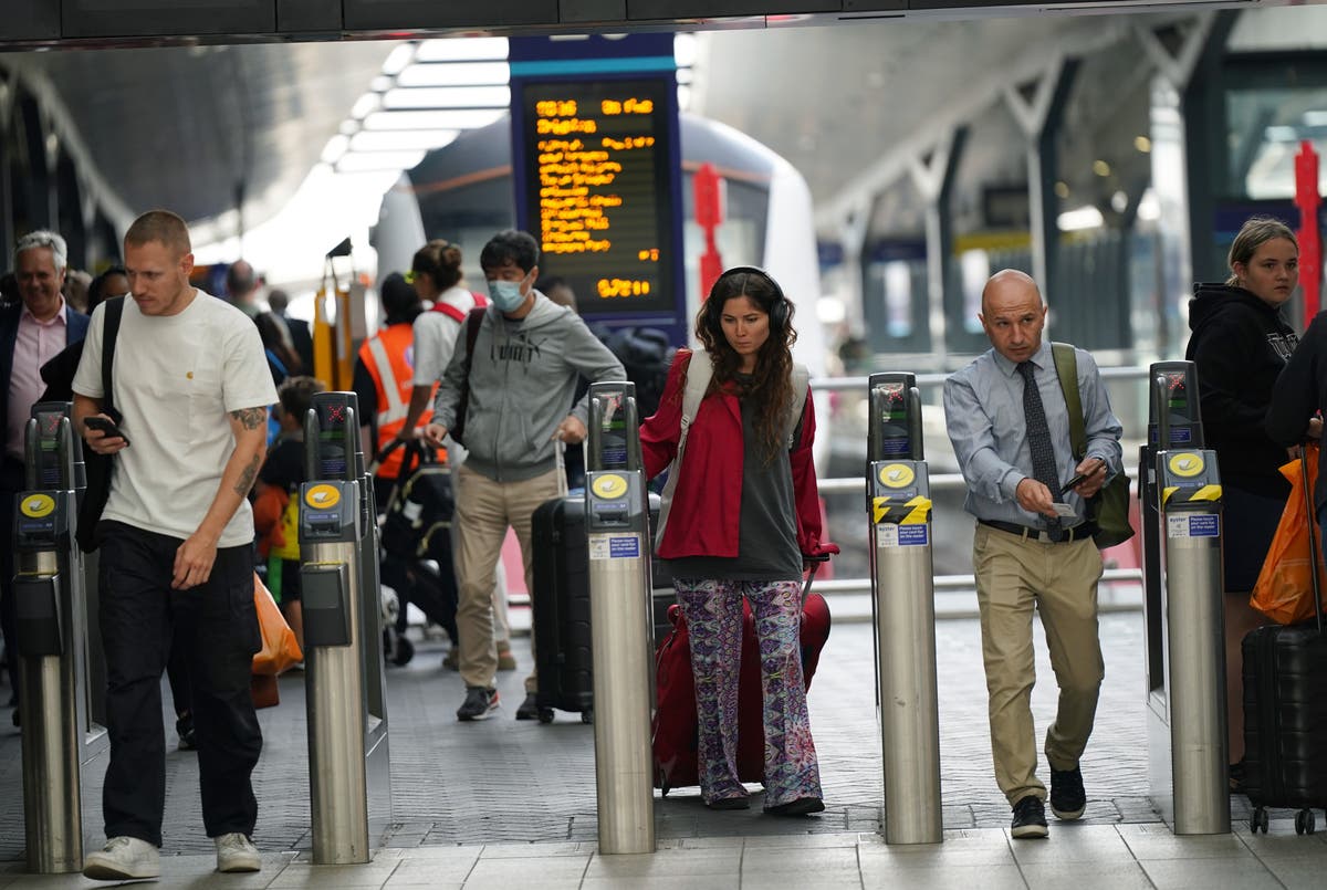 London commuter numbers rising but staff embracing hybrid working, O2 data shows