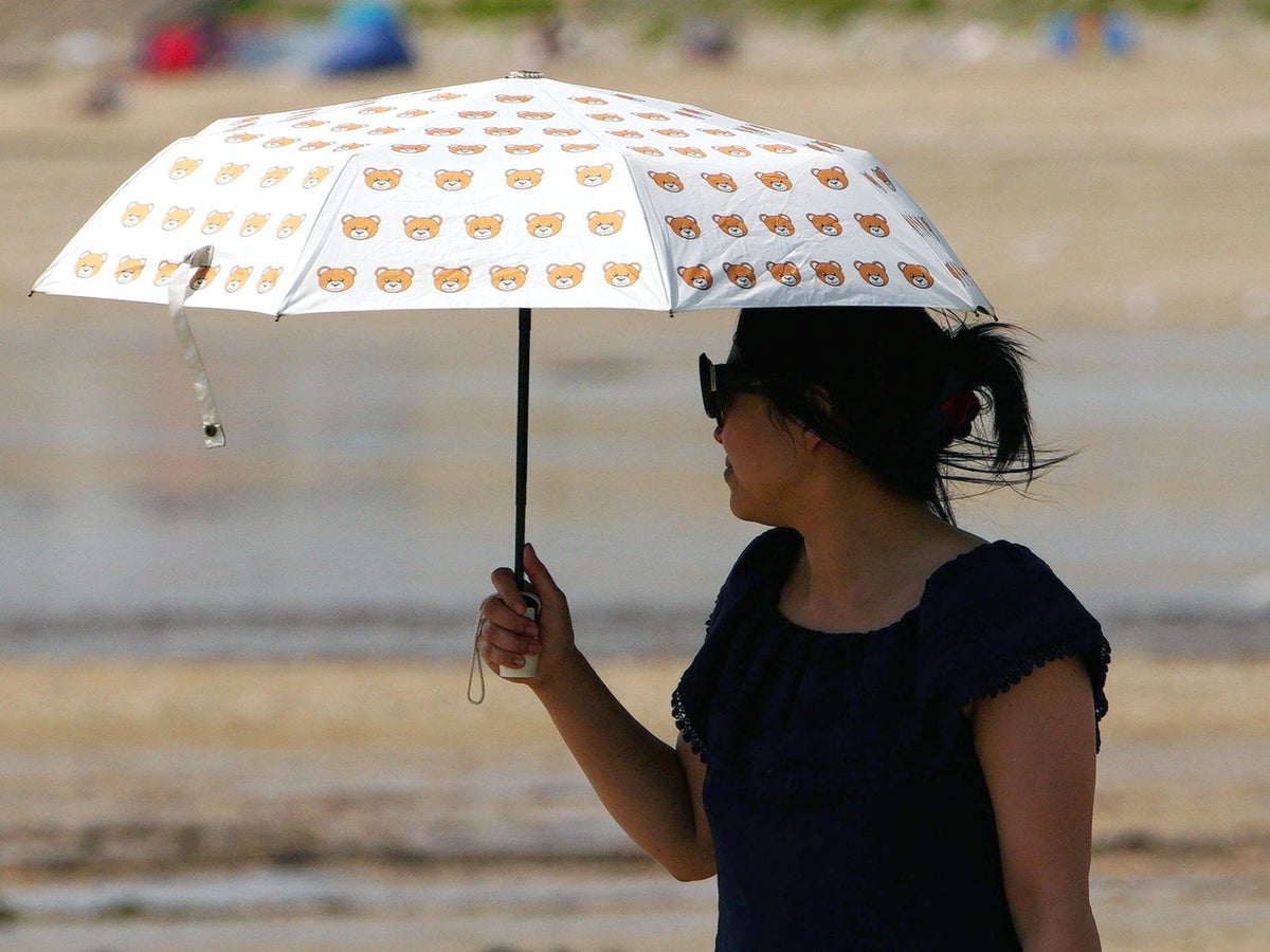 UK weather: Heat record broken as temperatures fail to drop below 26C for entire day in July
