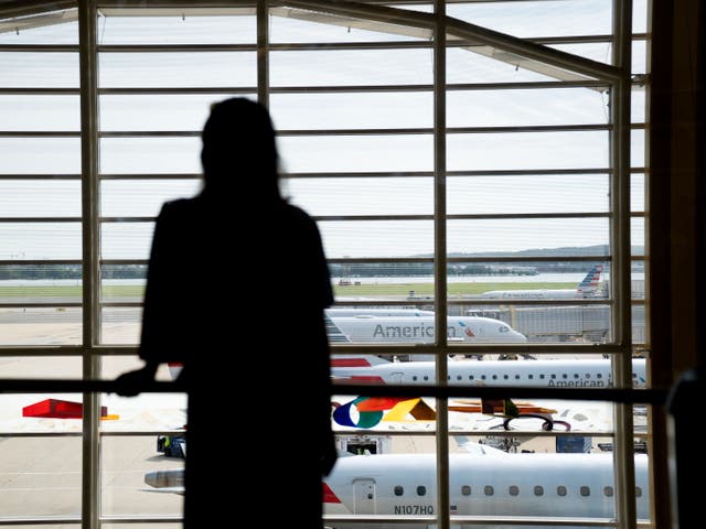 Un viajero observa los aviones de American Airlines en el Aeropuerto Nacional Ronald Reagan de Washington en Arlington, Virginia, el 2 de julio de 2022.