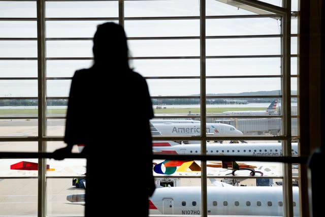 Un viajero observa los aviones de American Airlines en el Aeropuerto Nacional Ronald Reagan de Washington en Arlington, Virginia, el 2 de julio de 2022.