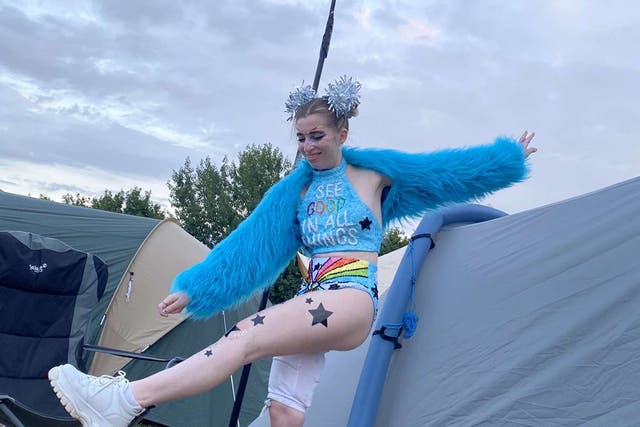Sophie Anderson, de 24 años, vestida con su bikini azul y una chaqueta peluda en un festival este verano (Collect/PA Real Life)
