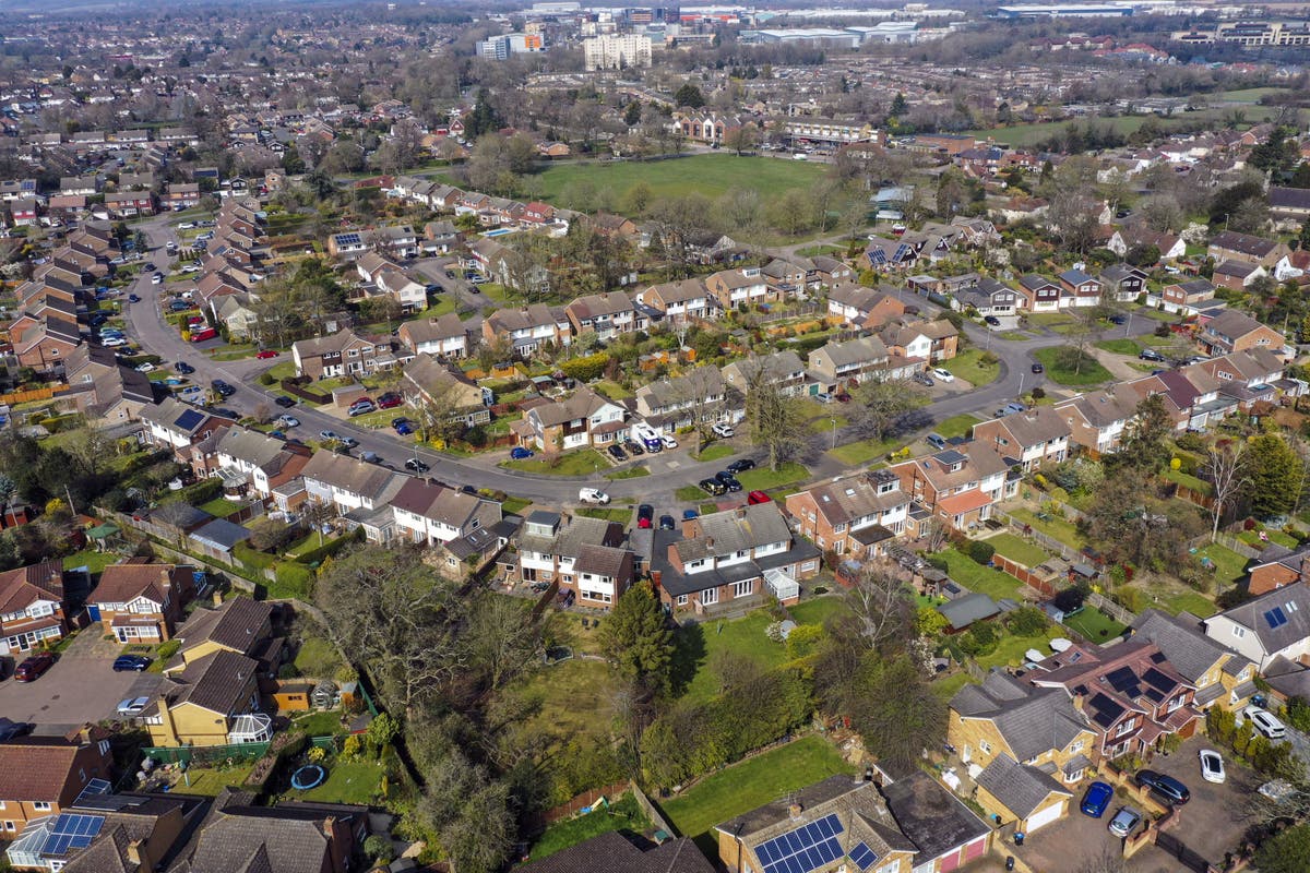 House prices fall by nearly £5,000 as value drops for first time this year, Rightmove says