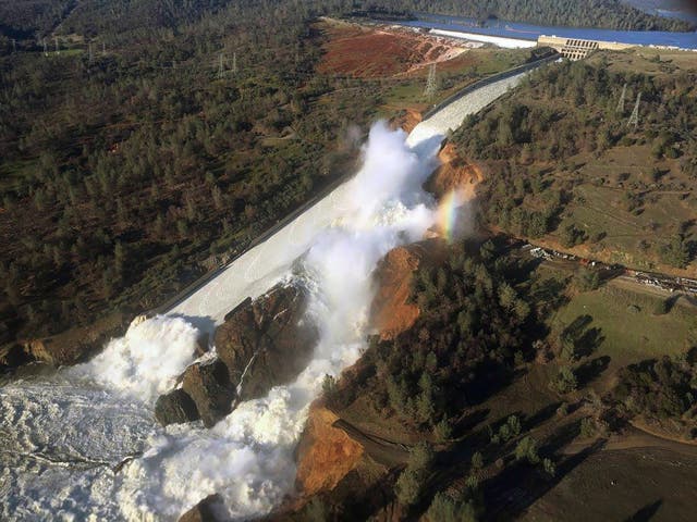 Las aguas de inundación se elevan sobre el aliviadero de la represa de Oroville en California y dañan el canal circundante el 11 de febrero de 2017