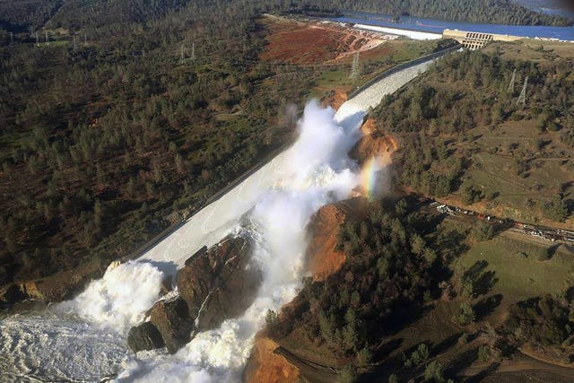 Las aguas de inundación se elevan sobre el aliviadero de la represa de Oroville en California y dañan el canal circundante el 11 de febrero de 2017