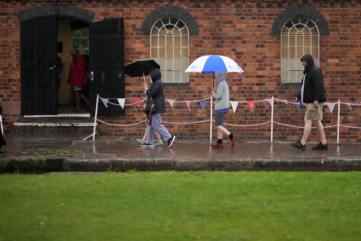 UK weather: Thunderstorms and downpours as rain finally arrives after extreme heatwave