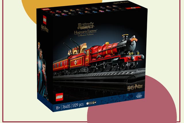 <p>It features 20 minifigures from the films </p>