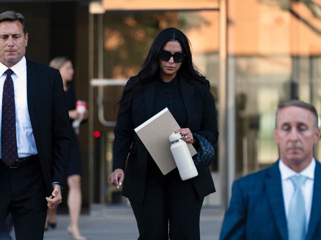 <p>Vanessa Bryant, center, leaving the courthouse </p>
