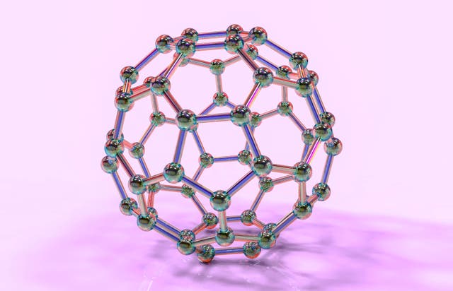 Un modelo de una molécula de fullereno, o "Bucky Ball", un conjunto complejo, similar a una pelota de fútbol, de 60 átomos de carbono.