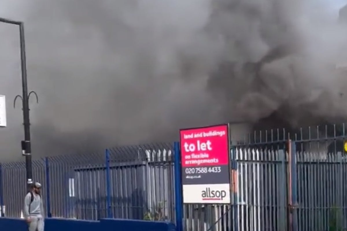 Sw19 Fire Southwark fire: Huge black clouds of smoke as 70 firefighters tackle ...