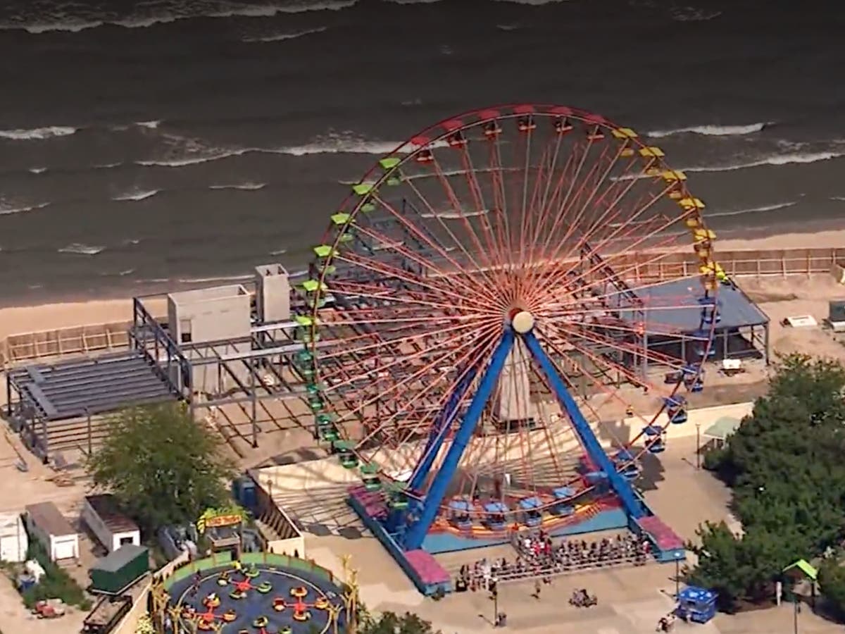 Couple arrested for allegedly having sex on a ferris wheel after child spots ‘bare butt’ Couple arrested for allegedly having sex on a ferris wheel after child spots ‘bare butt’