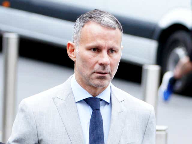 El ex futbolista del Manchester United Ryan Giggs llega al Manchester Crown Court (Peter Byrne/PA)